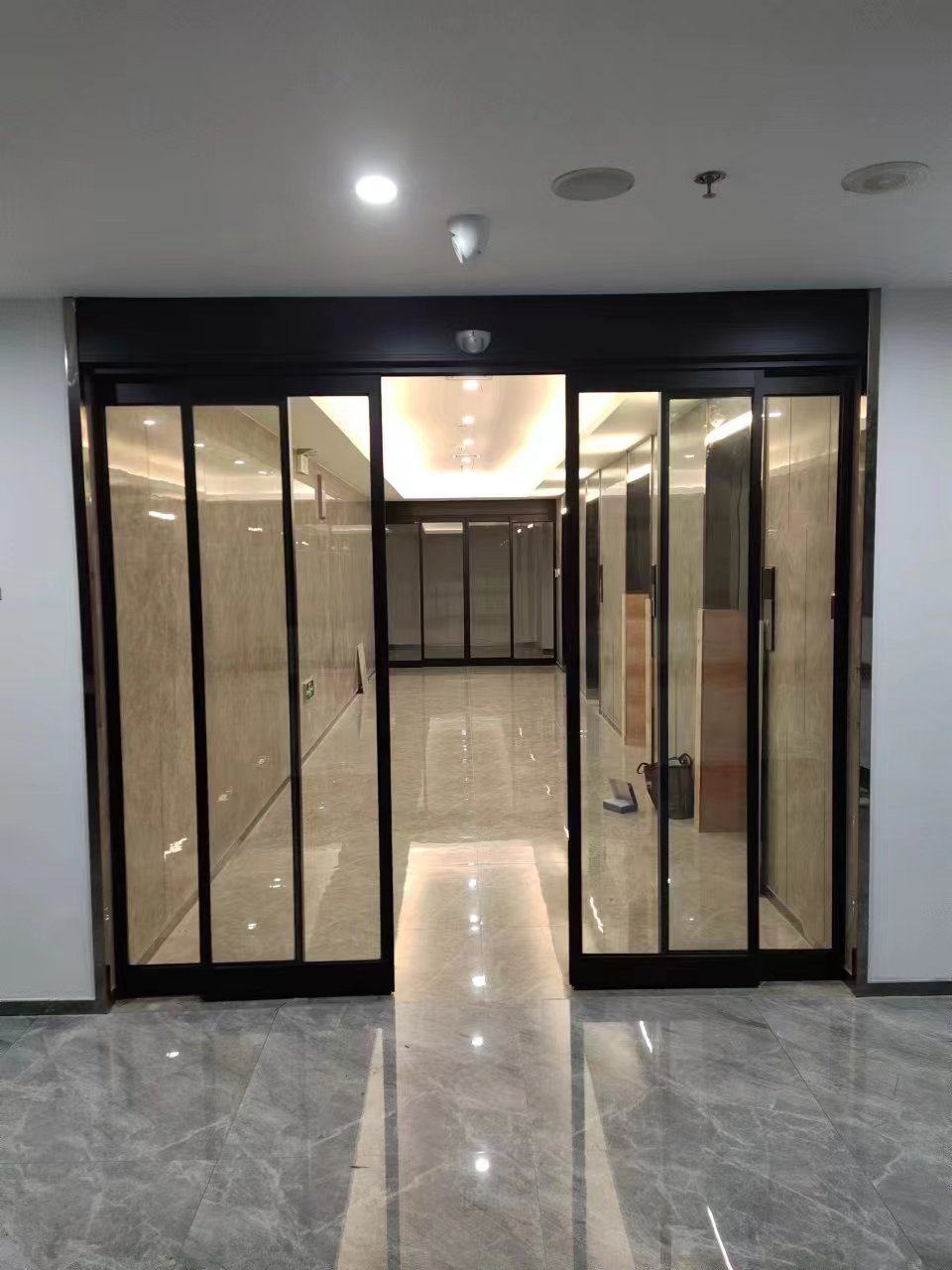 锡山区玻璃伸缩门